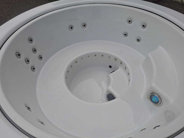 Infinitas the circle 5 persoons jacuzzi en buitenspa - afbeelding 9 van  26