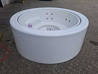 Infinitas the circle 5 persoons jacuzzi en buitenspa