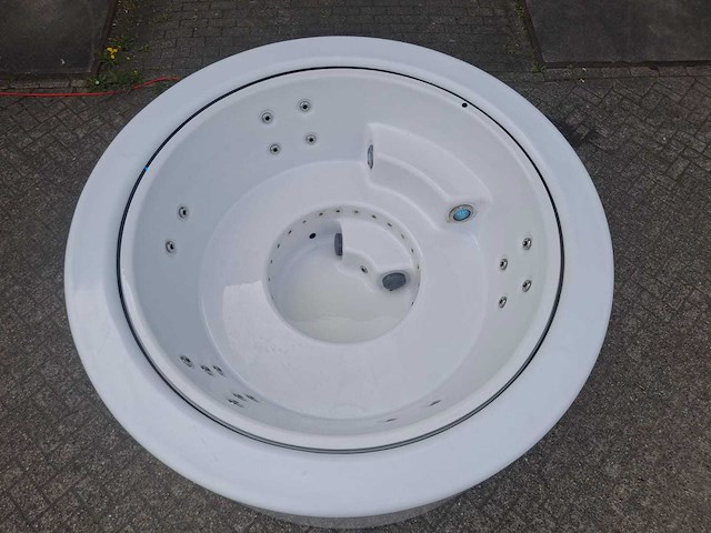 Infinitas the circle 5 persoons jacuzzi en buitenspa - afbeelding 24 van  26