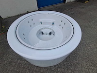 Infinitas the circle 5 persoons jacuzzi en buitenspa - afbeelding 26 van  26