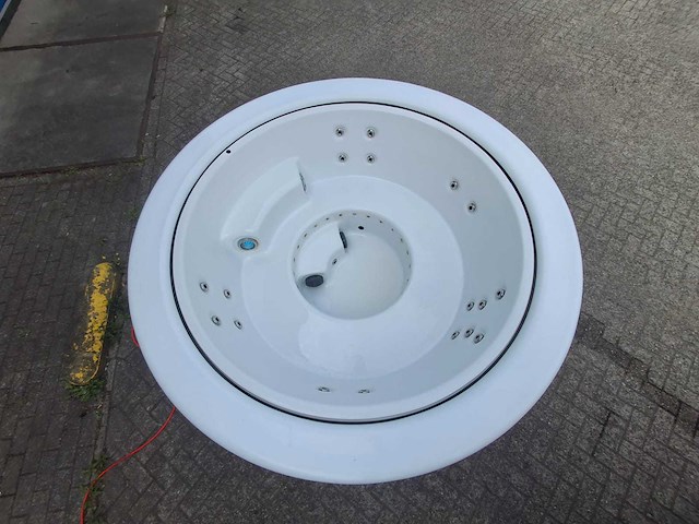 Infinitas the circle 5 persoons jacuzzi en buitenspa - afbeelding 21 van  26