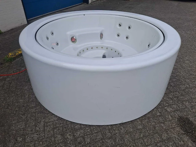 Infinitas the circle 5 persoons jacuzzi en buitenspa - afbeelding 9 van  26