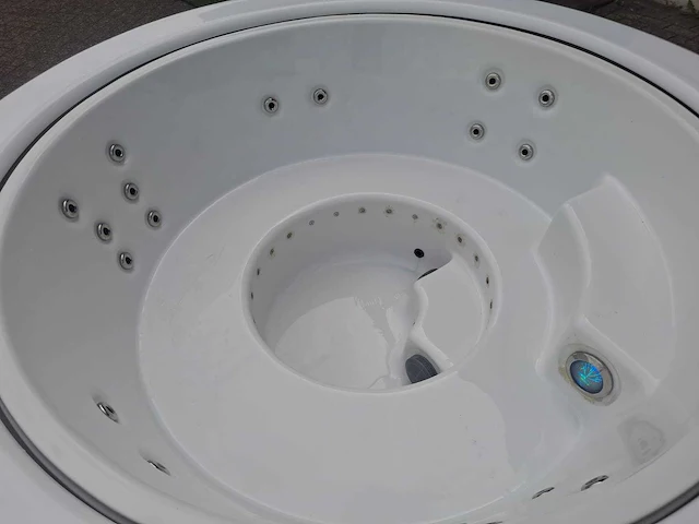 Infinitas the circle 5 persoons jacuzzi en buitenspa - afbeelding 11 van  26