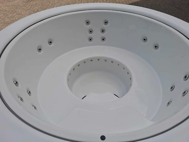 Infinitas the circle 5 persoons jacuzzi en buitenspa - afbeelding 12 van  26