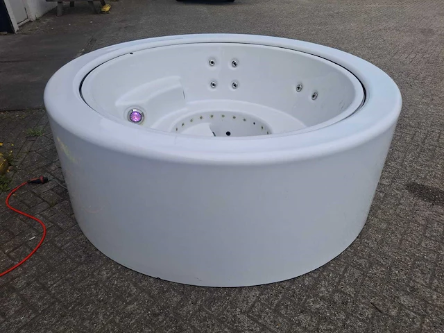 Infinitas the circle 5 persoons jacuzzi en buitenspa - afbeelding 6 van  26