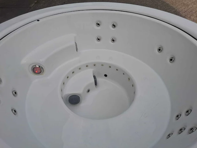Infinitas the circle 5 persoons jacuzzi en buitenspa - afbeelding 23 van  26