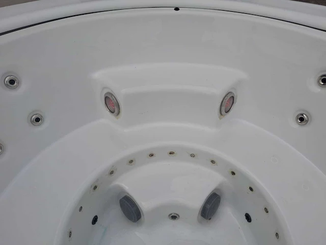 Infinitas the circle 5 persoons jacuzzi en buitenspa - afbeelding 24 van  26
