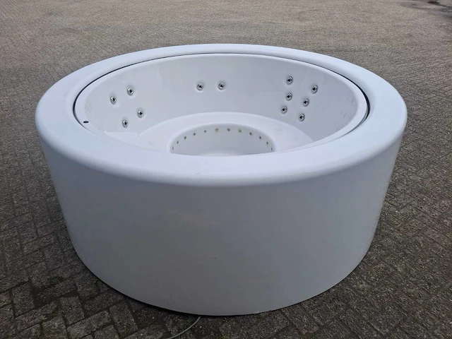 Infinitas the circle 5 persoons jacuzzi en buitenspa - afbeelding 15 van  26