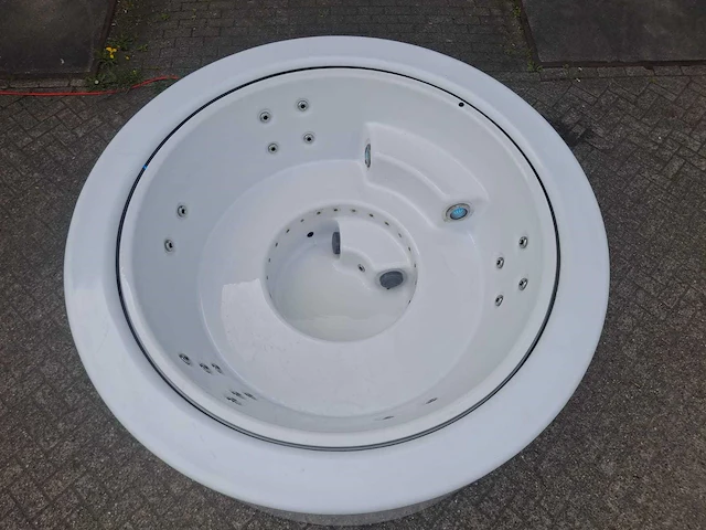 Infinitas the circle 5 persoons jacuzzi en buitenspa - afbeelding 20 van  26