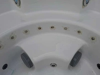 Infinitas the circle 5 persoons jacuzzi en buitenspa - afbeelding 6 van  26
