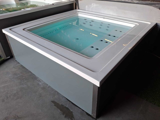 Infinitas the one 6 persoons jacuzzi en buitenspa - afbeelding 5 van  16