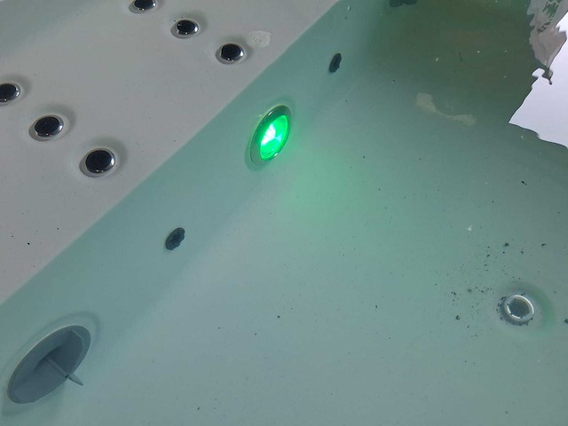Infinitas the one 6 persoons jacuzzi en buitenspa - afbeelding 13 van  16