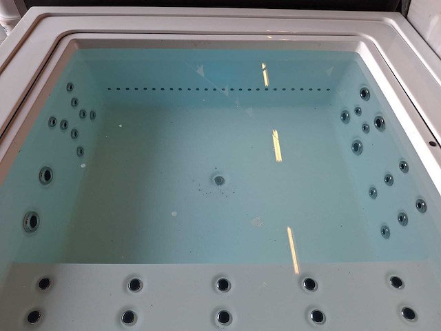 Infinitas the one 6 persoons jacuzzi en buitenspa - afbeelding 16 van  16