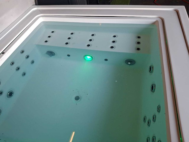 Infinitas the one 6 persoons jacuzzi en buitenspa - afbeelding 2 van  16