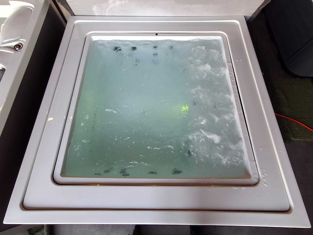 Infinitas the one 6 persoons jacuzzi en buitenspa - afbeelding 1 van  16