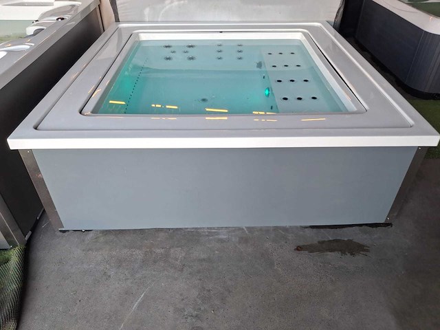 Infinitas the one 6 persoons jacuzzi en buitenspa - afbeelding 9 van  16
