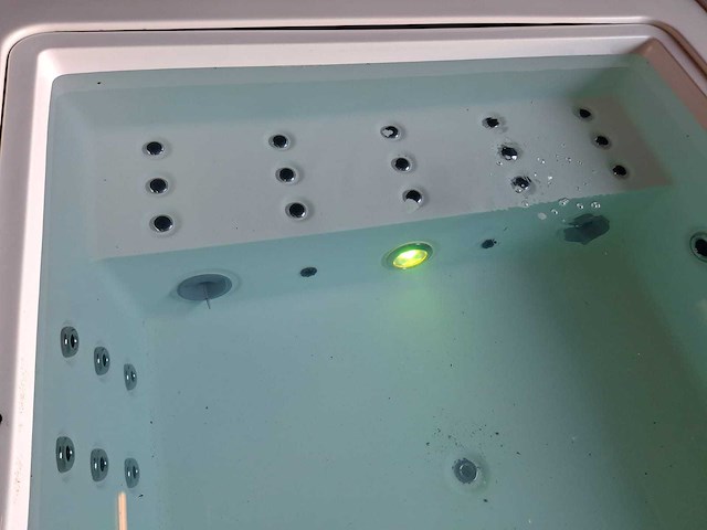 Infinitas the one 6 persoons jacuzzi en buitenspa - afbeelding 14 van  16