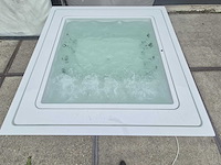 Infinitas the one 6 persoons jacuzzi en buitenspa