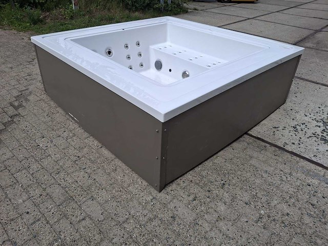 Infinitas the one 6 persoons jacuzzi en buitenspa - afbeelding 21 van  44