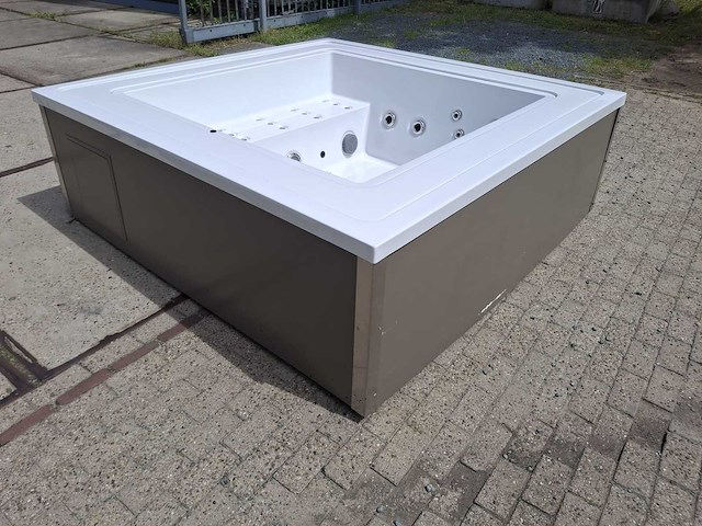 Infinitas the one 6 persoons jacuzzi en buitenspa - afbeelding 22 van  44