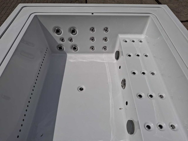 Infinitas the one 6 persoons jacuzzi en buitenspa - afbeelding 26 van  44