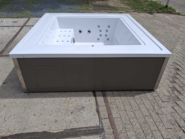 Infinitas the one 6 persoons jacuzzi en buitenspa - afbeelding 31 van  44