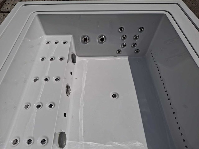 Infinitas the one 6 persoons jacuzzi en buitenspa - afbeelding 34 van  44