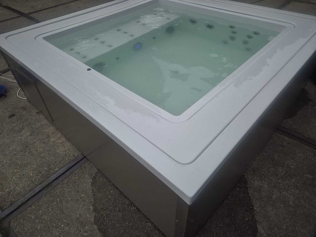 Infinitas the one 6 persoons jacuzzi en buitenspa - afbeelding 37 van  44