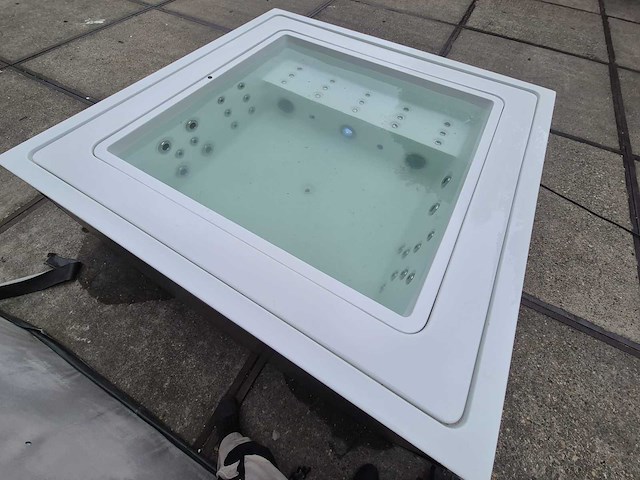 Infinitas the one 6 persoons jacuzzi en buitenspa - afbeelding 42 van  44