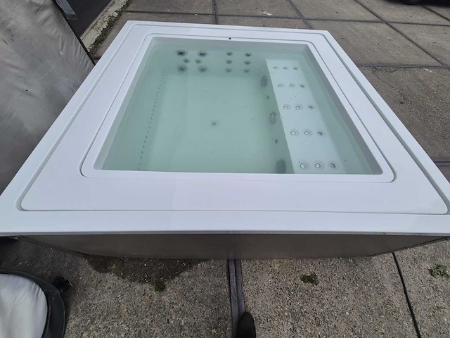 Infinitas the one 6 persoons jacuzzi en buitenspa - afbeelding 43 van  44
