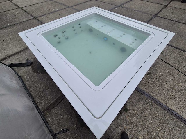 Infinitas the one 6 persoons jacuzzi en buitenspa - afbeelding 44 van  44