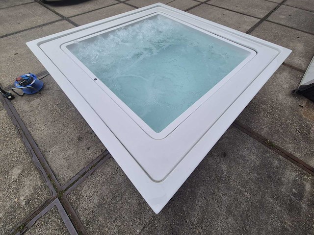 Infinitas the one 6 persoons jacuzzi en buitenspa - afbeelding 3 van  18