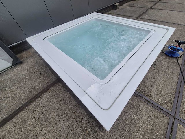Infinitas the one 6 persoons jacuzzi en buitenspa - afbeelding 5 van  18