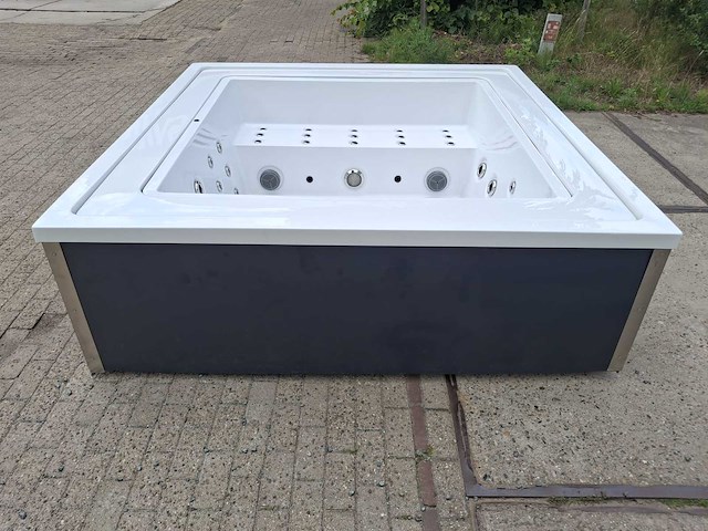 Infinitas the one 6 persoons jacuzzi en buitenspa - afbeelding 15 van  18