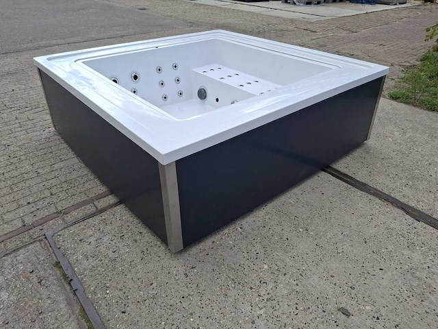 Infinitas the one 6 persoons jacuzzi en buitenspa - afbeelding 16 van  18