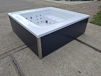 Infinitas the one 6 persoons jacuzzi en buitenspa - afbeelding 16 van  18