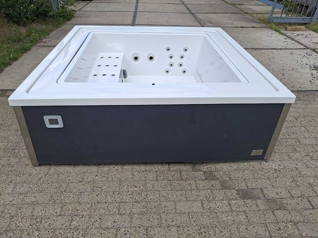Infinitas the one 6 persoons jacuzzi en buitenspa - afbeelding 17 van  18