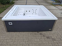 Infinitas the one 6 persoons jacuzzi en buitenspa - afbeelding 17 van  18