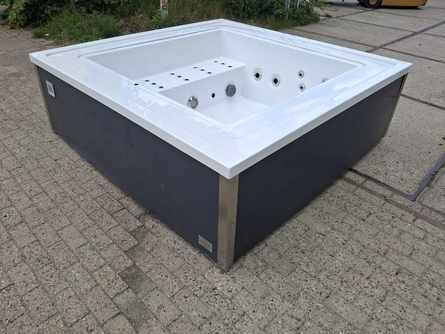 Infinitas the one 6 persoons jacuzzi en buitenspa - afbeelding 18 van  18