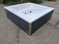Infinitas the one 6 persoons jacuzzi en buitenspa - afbeelding 18 van  18