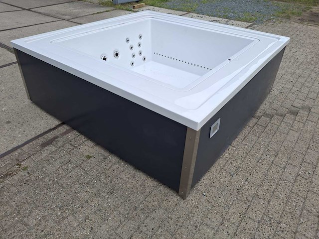 Infinitas the one 6 persoons jacuzzi en buitenspa - afbeelding 26 van  26