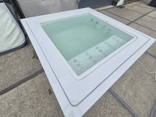 Infinitas the one 6 persoons jacuzzi en buitenspa - afbeelding 17 van  64