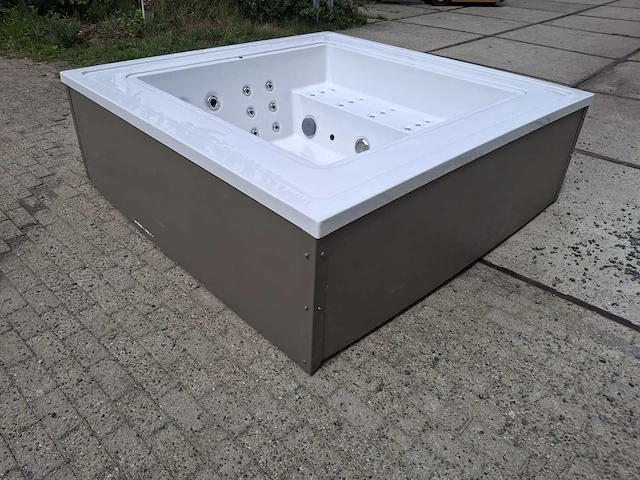 Infinitas the one 6 persoons jacuzzi en buitenspa - afbeelding 54 van  64