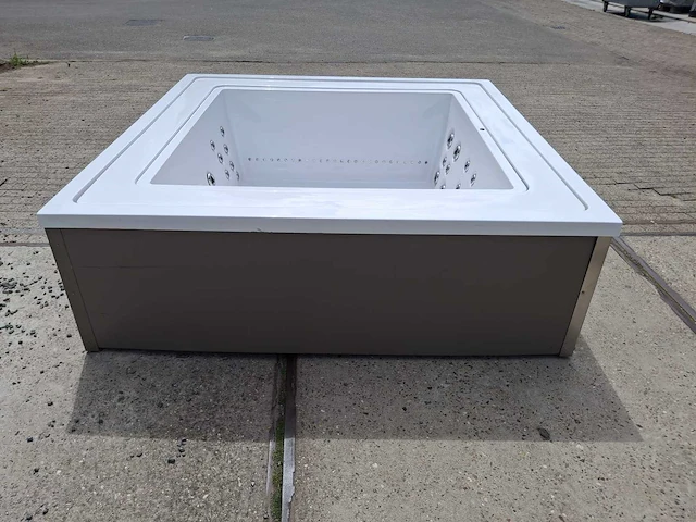 Infinitas the one 6 persoons jacuzzi en buitenspa - afbeelding 55 van  64