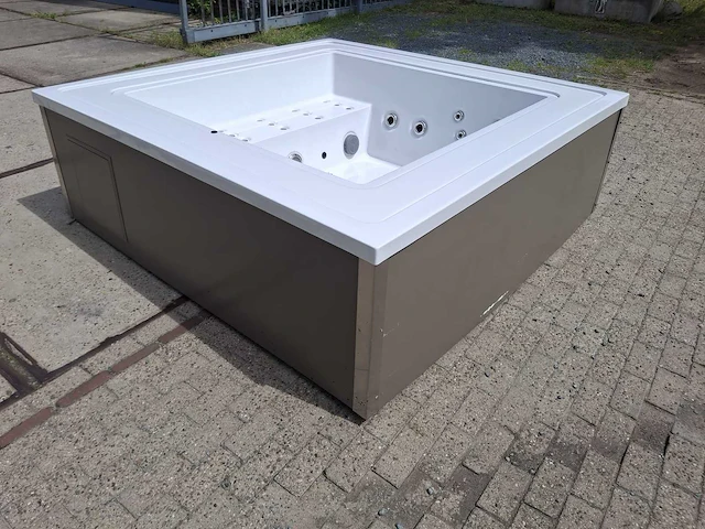 Infinitas the one 6 persoons jacuzzi en buitenspa - afbeelding 47 van  64