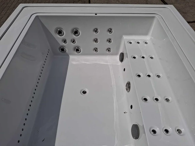 Infinitas the one 6 persoons jacuzzi en buitenspa - afbeelding 51 van  64
