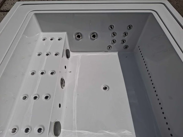 Infinitas the one 6 persoons jacuzzi en buitenspa - afbeelding 51 van  64