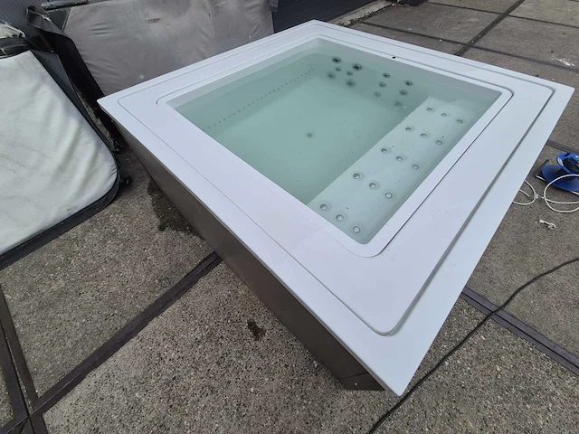 Infinitas the one 6 persoons jacuzzi en buitenspa - afbeelding 4 van  64