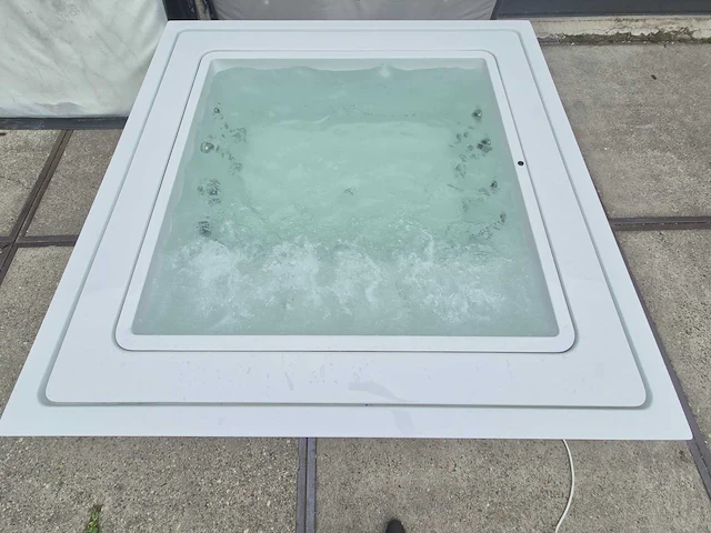 Infinitas the one 6 persoons jacuzzi en buitenspa - afbeelding 1 van  64