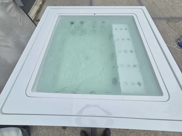 Infinitas the one 6 persoons jacuzzi en buitenspa - afbeelding 23 van  64